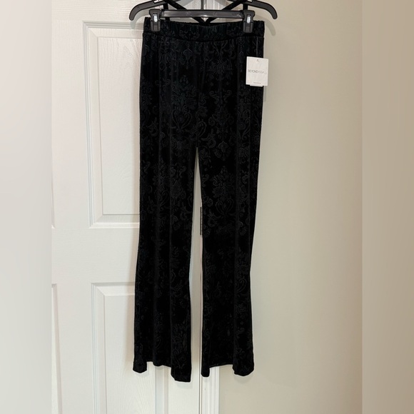 BEHOND YOGA Slim Racerback Cropped Tank + Beyond Yoga
Best Dressed Pant Sz Small - Picture 8 of 15